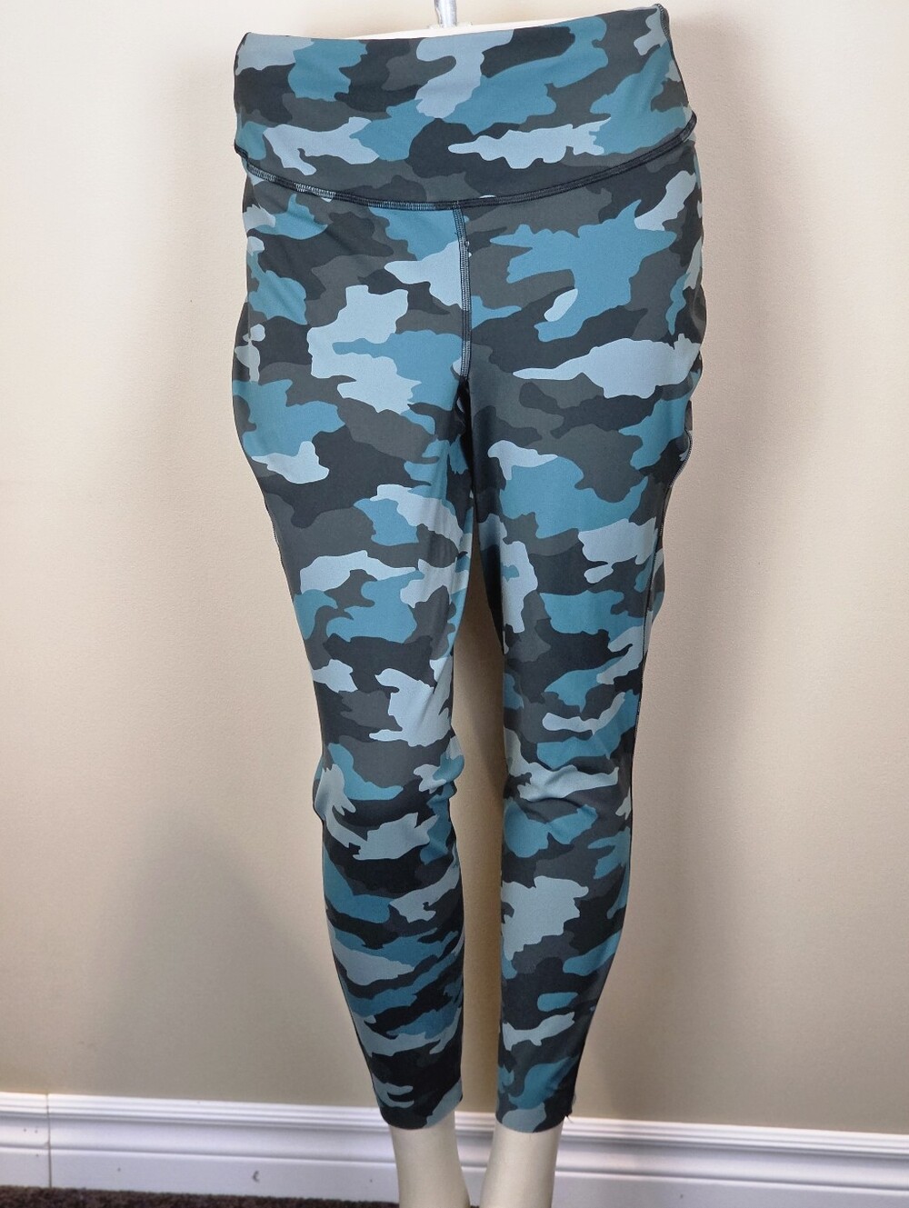 Size 14 Lululemon HR Base Pace Camo Tights in Heritage 365 Camo Tidewater Teal